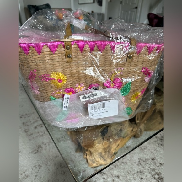 ‼️RARE‼️ 🎸RAFE🎸 Evelyn Seagrass Tote- Lovebirds✨

✨Color: Multi-color✨ - Picture 4 of 11